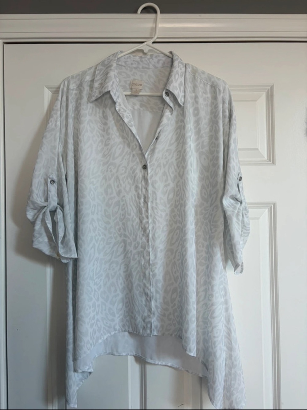Chico’s button down blouse light gray leopard print 3/4 sleeve Sz 1 (M)